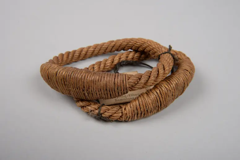 Zwei Armbänder