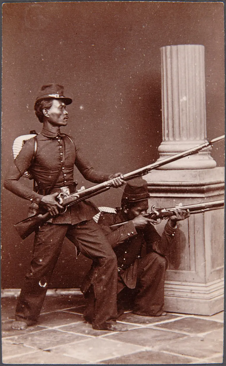 Einheimischer in holländischer Soldatenuniform