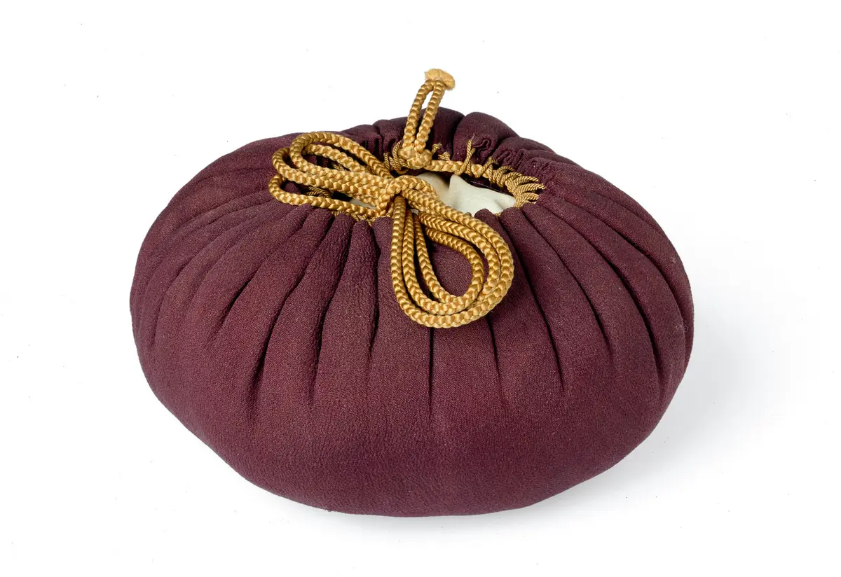 Seidenbeutel zu einer Teeschale