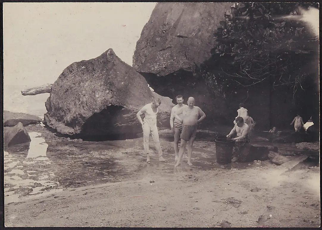 Johann Schild mit seinen Gästen am Strand