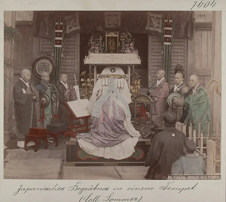 Japanisches Begräbnis in einem Tempel