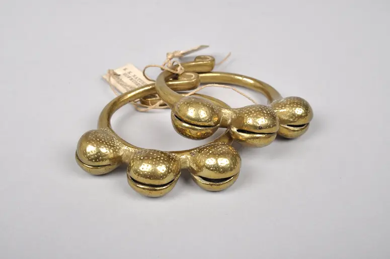 Zwei Armbänder