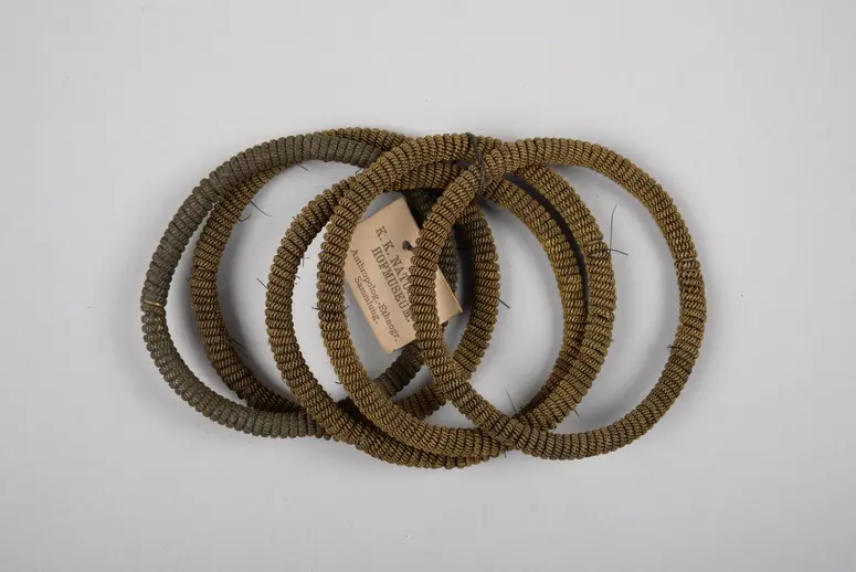 Fünf Armbänder (56.380 bis 56.384)