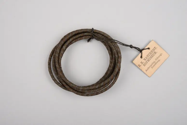 Sieben Armbänder (47.532 bis 47.538)