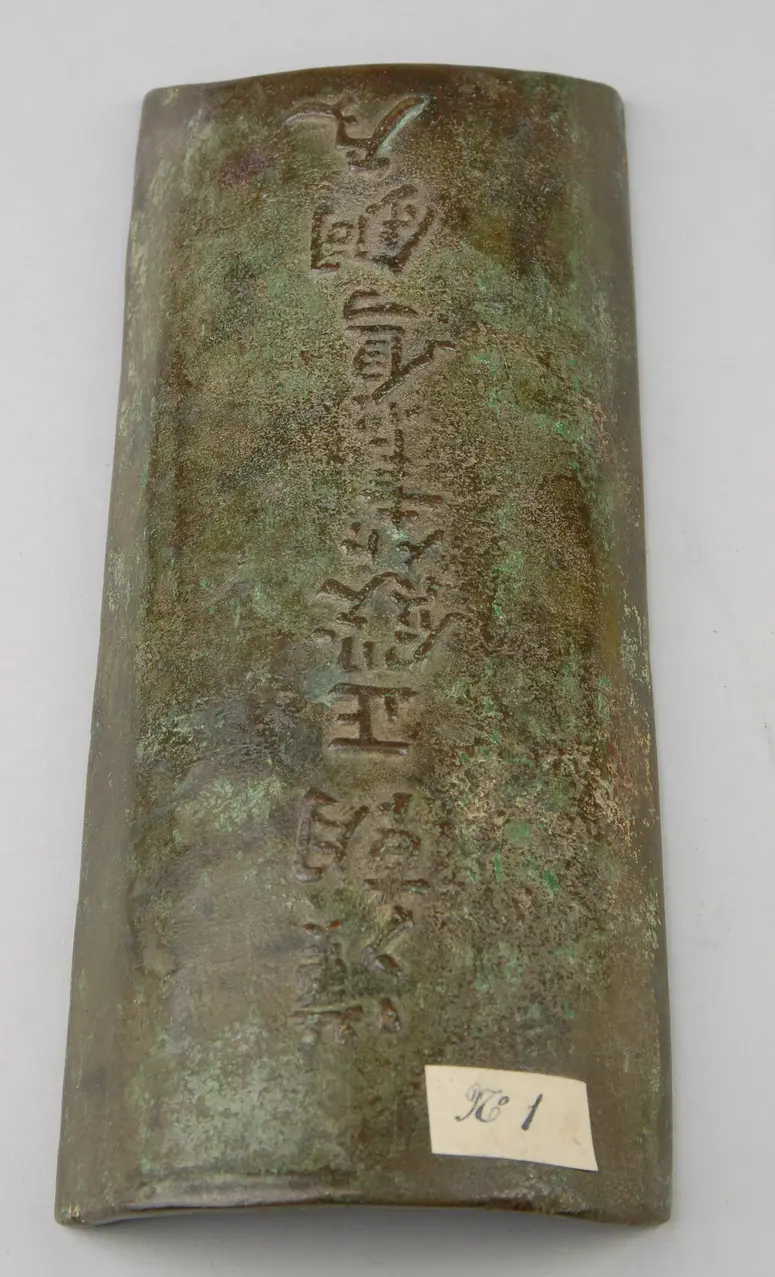 Pinselablage in Form eines Bronzeziegels mit Münzen