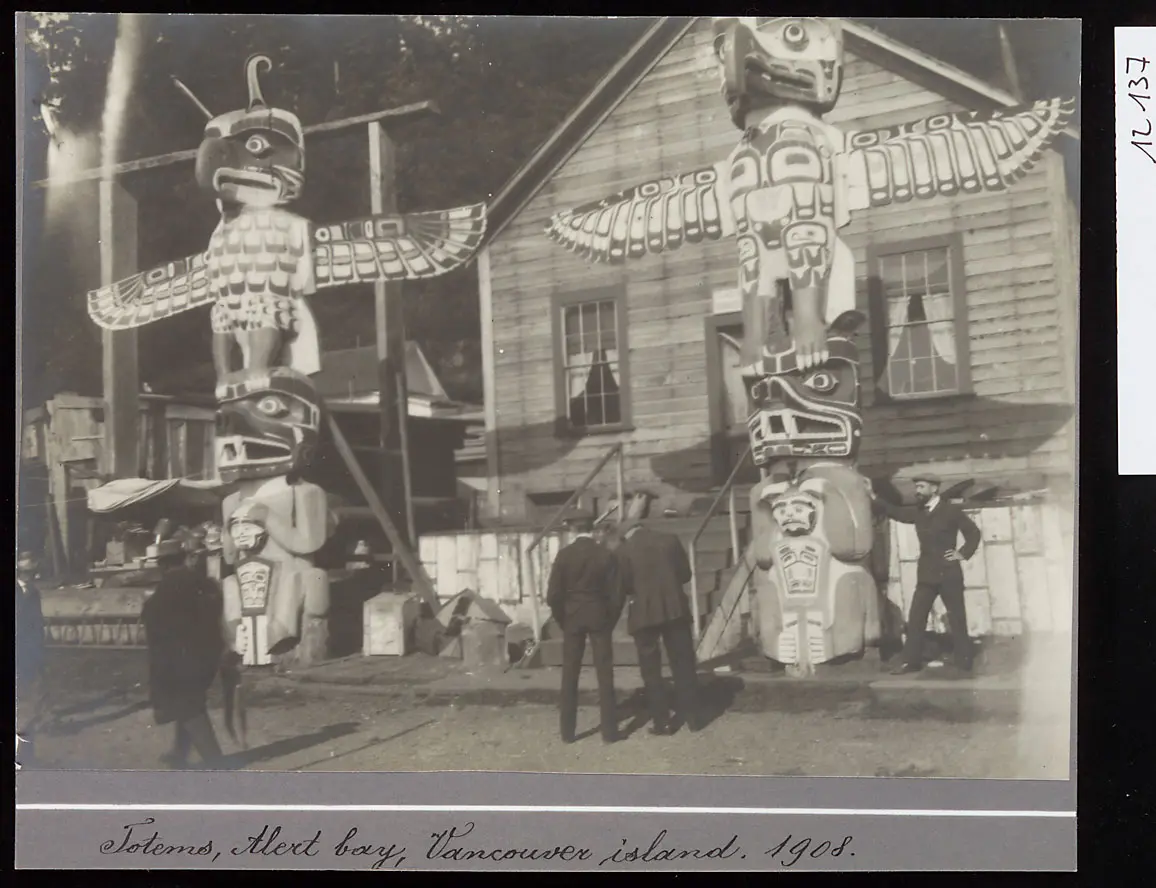 Haus und Poles in Besitz von Nimpkish Chief Tlah-Co-Glass, Alert Bay, British Columbia