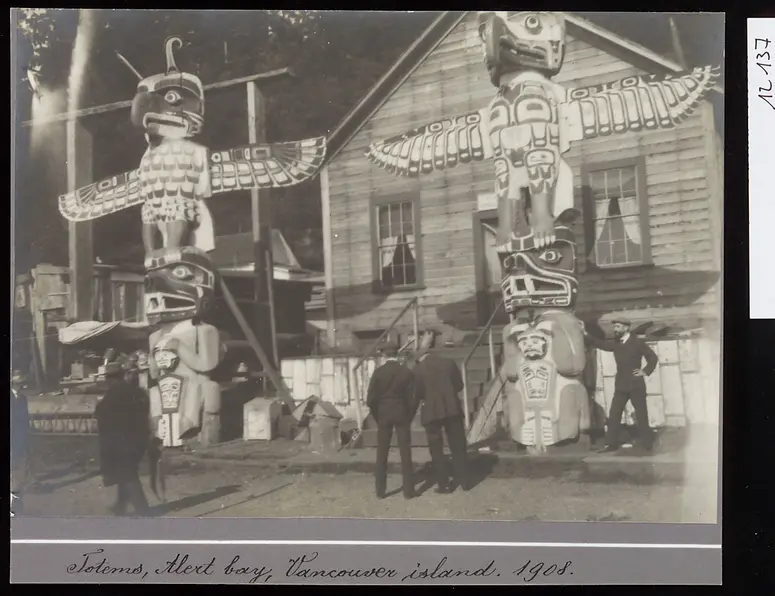 Haus und Poles in Besitz von Nimpkish Chief Tlah-Co-Glass, Alert Bay, British Columbia