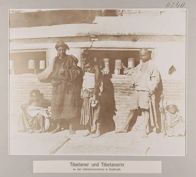 Tibetaner und Tibetanerin an den Gebetsmaschinen in Bodnath
