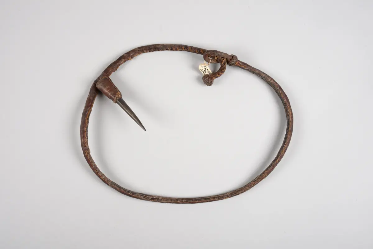 Hüftschmuck mit Amulettanhänger