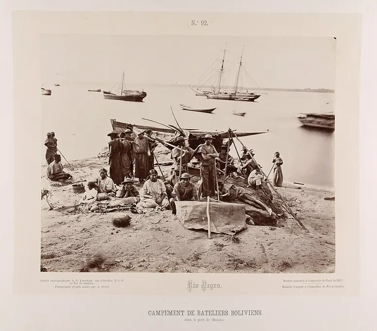Lager bolivianischer Flußschiffer, Boote