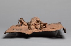 Reliefplatte: Würdenträger mit Eben-Schwert