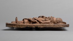 Reliefplatte: Würdenträger mit Eben-Schwert