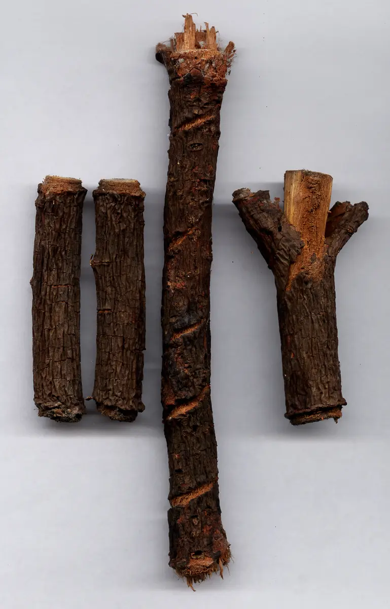 Holzstücke (orig.: mogomboro)