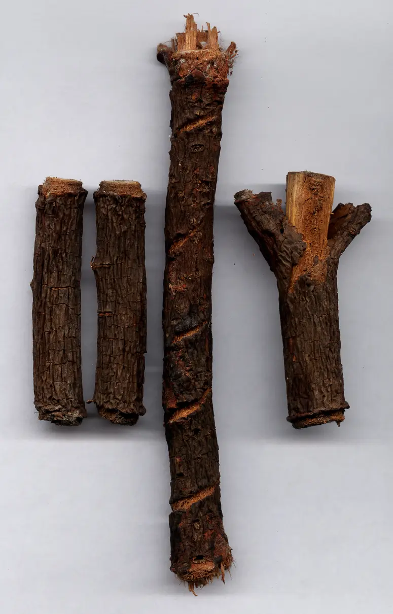 Holzstücke (orig.: mogomboro)