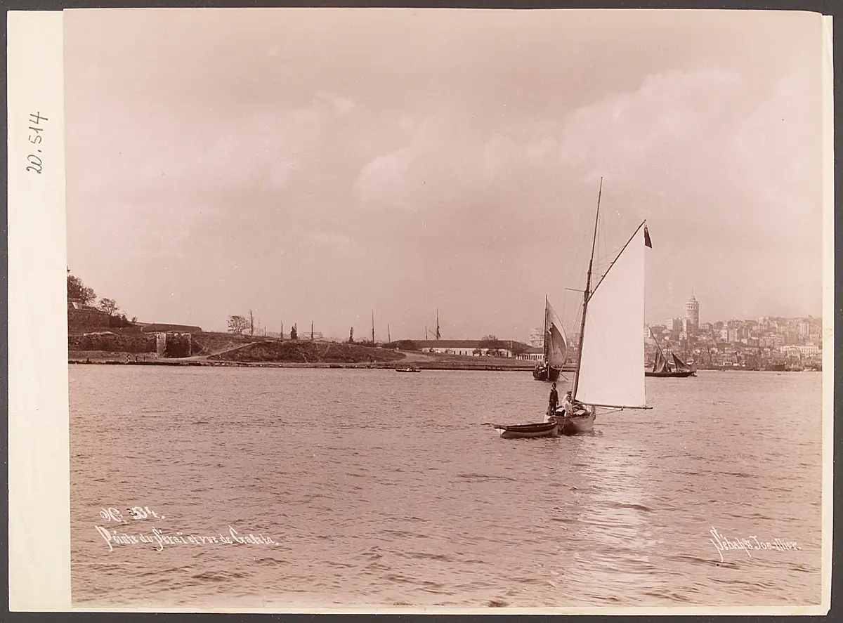 Blick auf Galata-Turm vom Bosporus