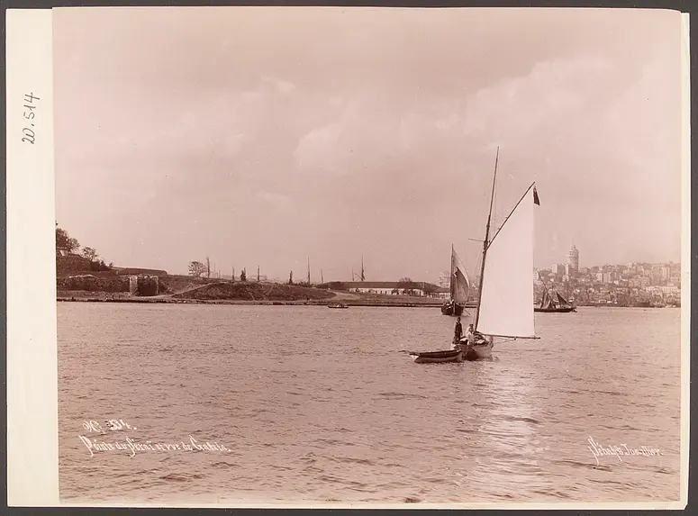 Blick auf Galata-Turm vom Bosporus