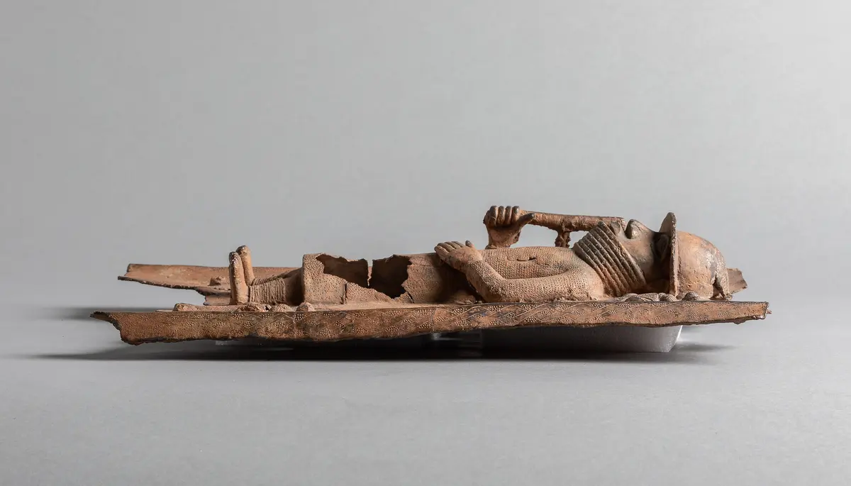 Reliefplatte: Würdenträger mit vier Krokodilsköpfen
