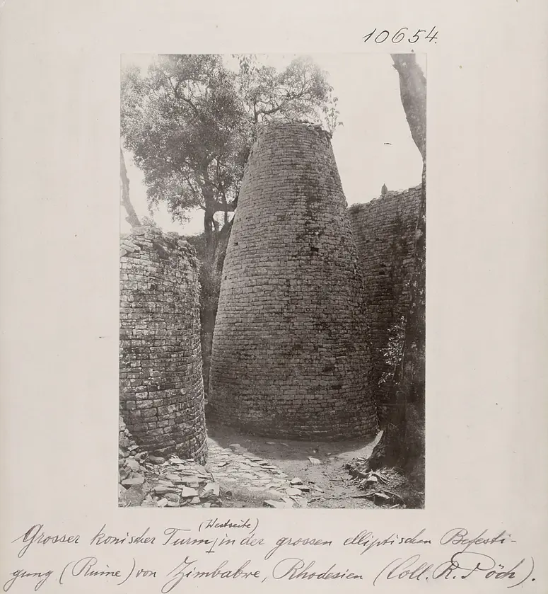 Großer konischer Turm (W-Seite) in der großen elliptischen Befestigung (Ruine) von Zimbabwe