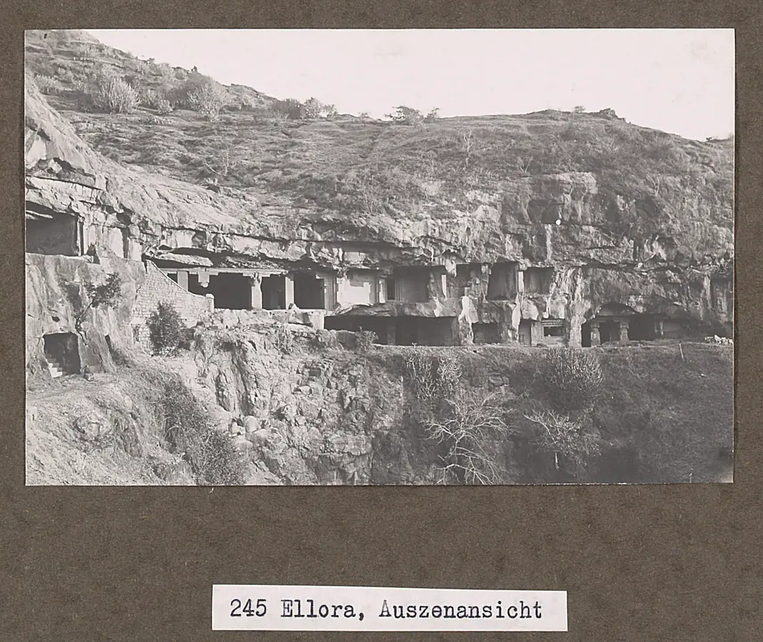 245 Ellora, Außenansicht d. Tempel