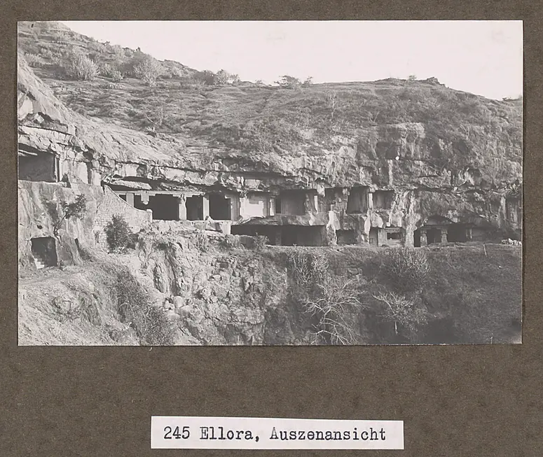245 Ellora, Außenansicht d. Tempel