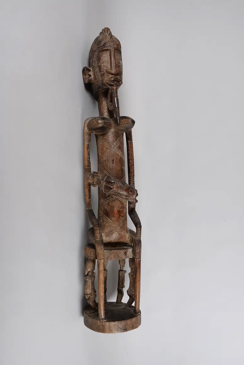Weibliche Figur mit Kind