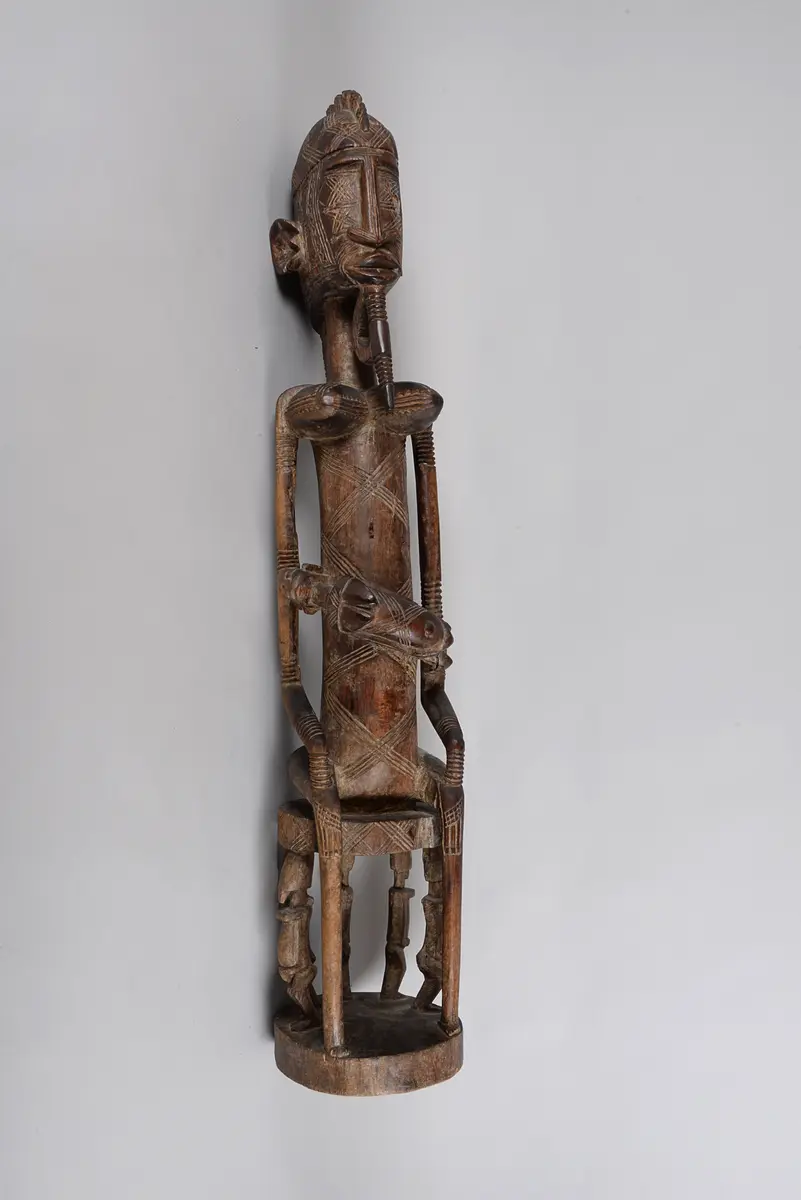 Weibliche Figur mit Kind