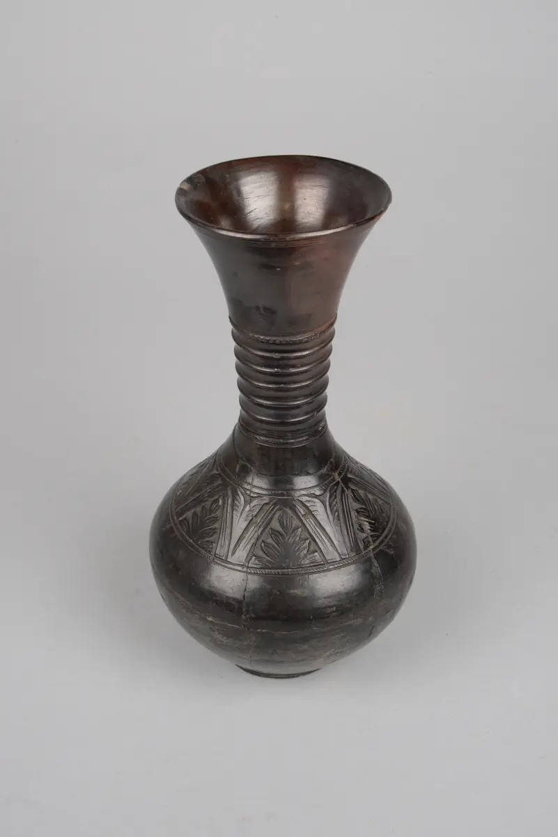 Tonflasche mit Deckel schwarz