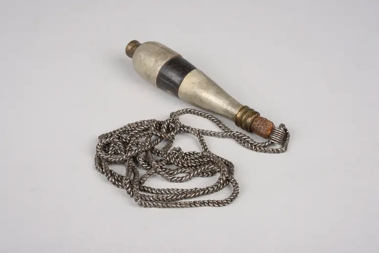 Schnupftabakbehälter an Kette