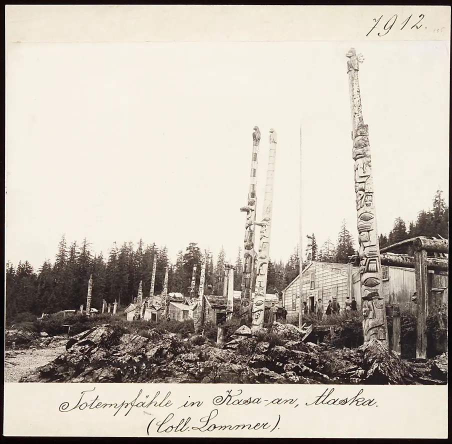 „Totempfähle in Kasaan, Alaska