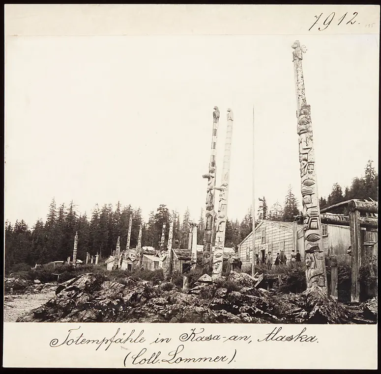 „Totempfähle in Kasaan, Alaska