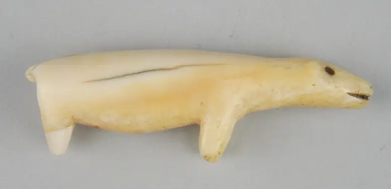 Eisbärin (Jagdamulett/Spielzeug?)