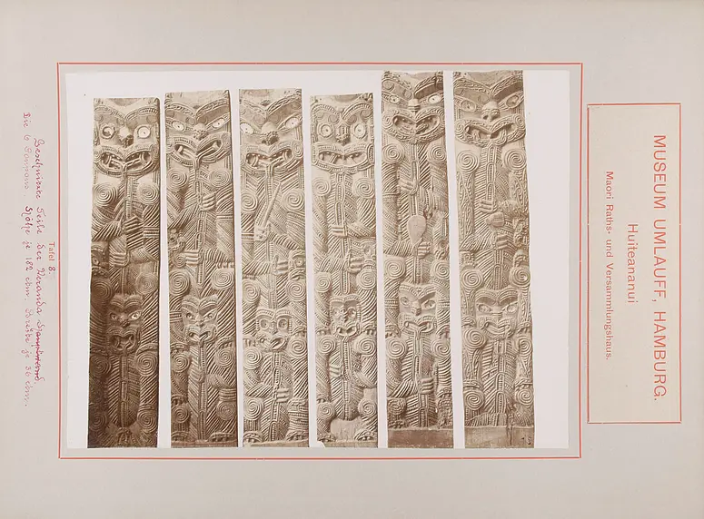 Museum Umlauff, Hamburg. Huiteananui, Maori Raths- und Versammlungshaus: Tafel 8. Geschnitzte Teile der Veranda. Die 6 Poupos, Höhe je 182 cm, Breite je 36 cm