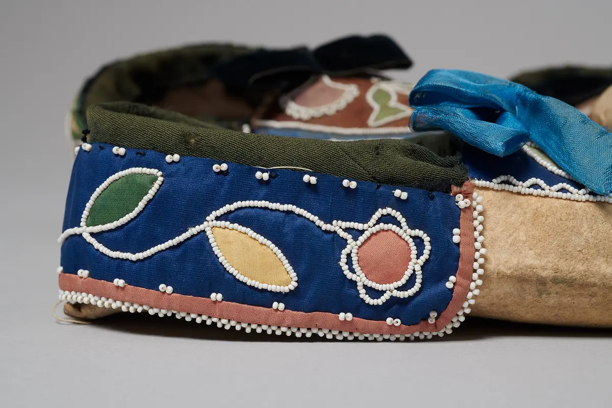 Mokassins mit blauen Bändern