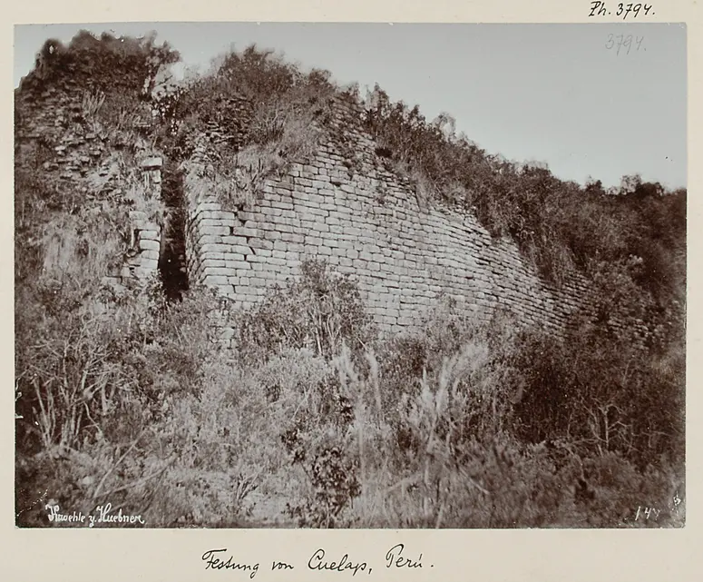 Festung von Cuelap, vordere Ansicht mit Eingang