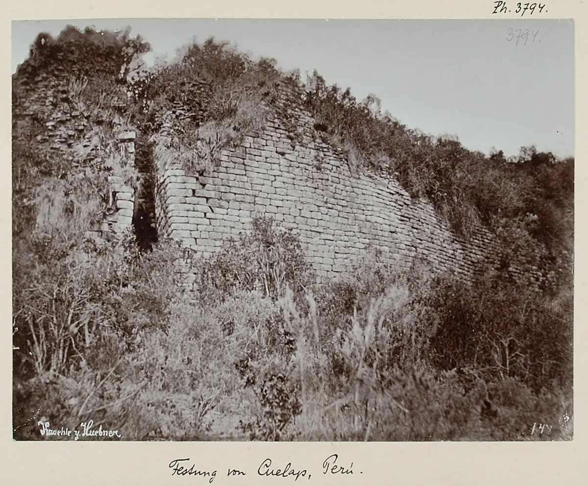 Festung von Cuelap, vordere Ansicht mit Eingang