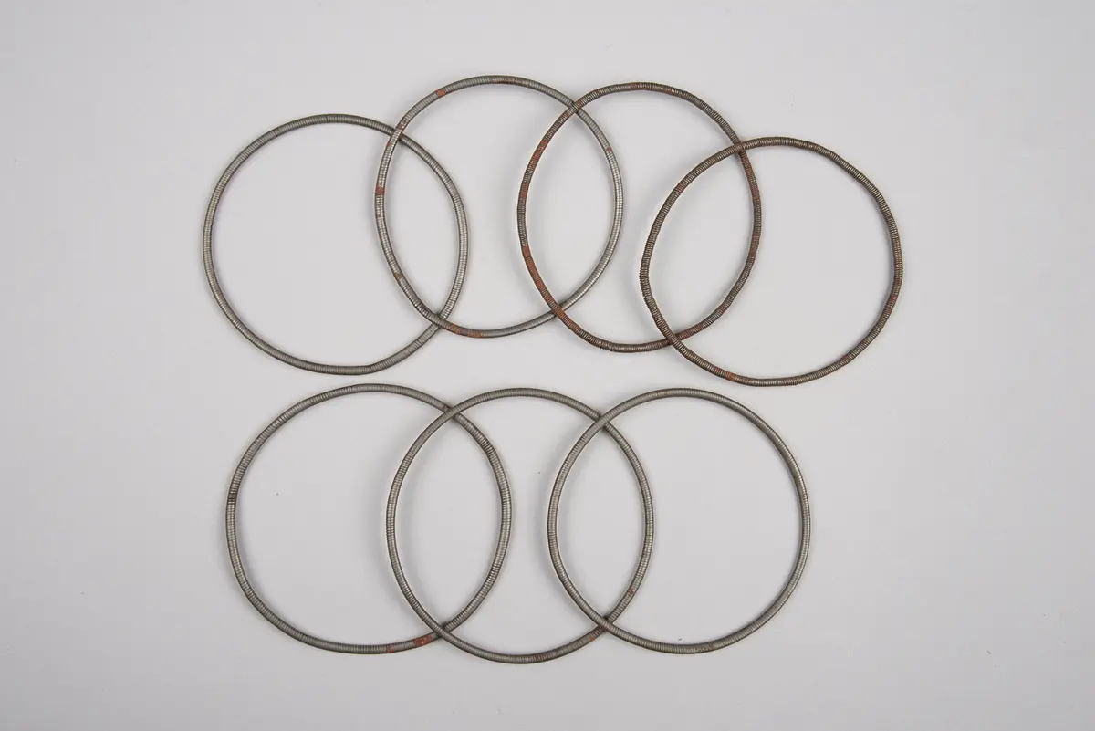 Sieben Armbänder