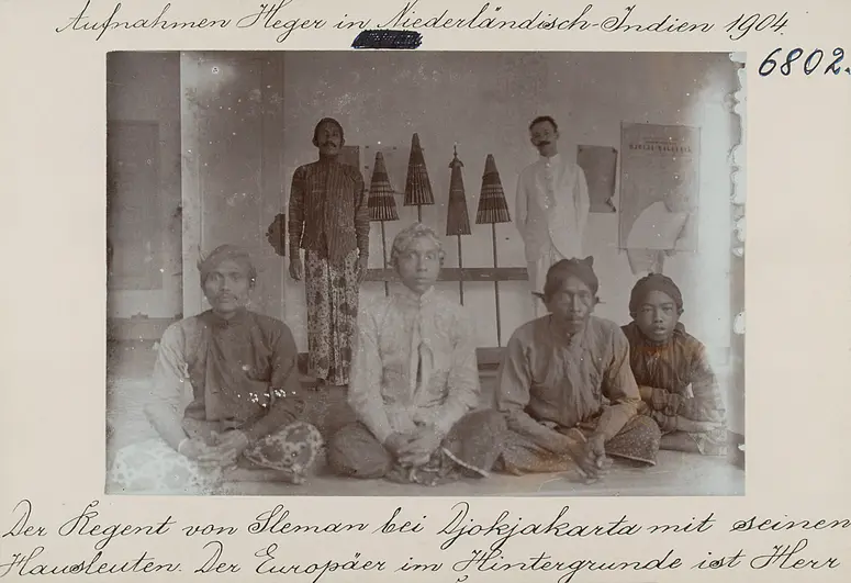 Der Regent von Sleman bei Djokjakarta mit seinen Hausleuten. Der Europäer im Hintergrund ist Herr Croese von Beran