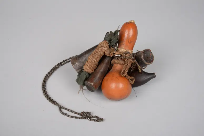 Schurzverzierung (Amulett)
