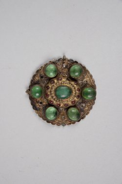 Anhänger mit 7 grünen Glassteinen