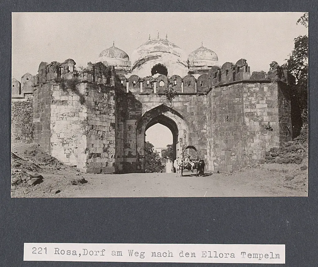 221 Rosa, Dorf am Weg nach den Ellora Tempeln
