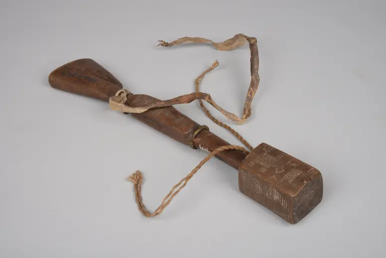 Holz in Gewehrform (Amulett)
