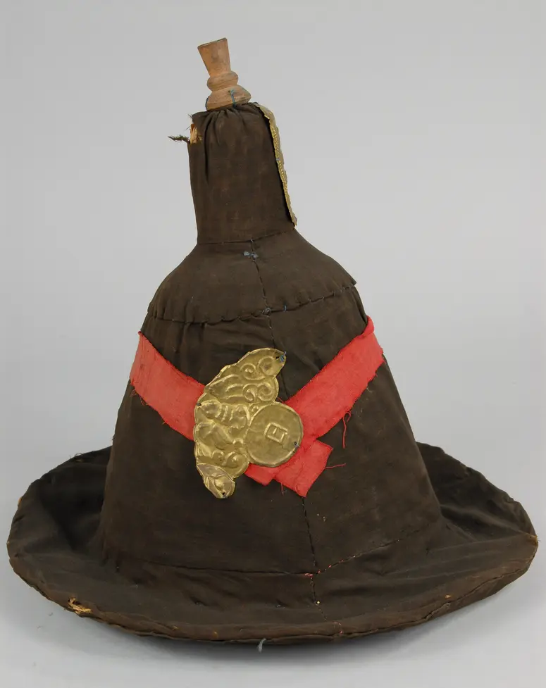 Schwarzer Hut eines Gerichtsdieners