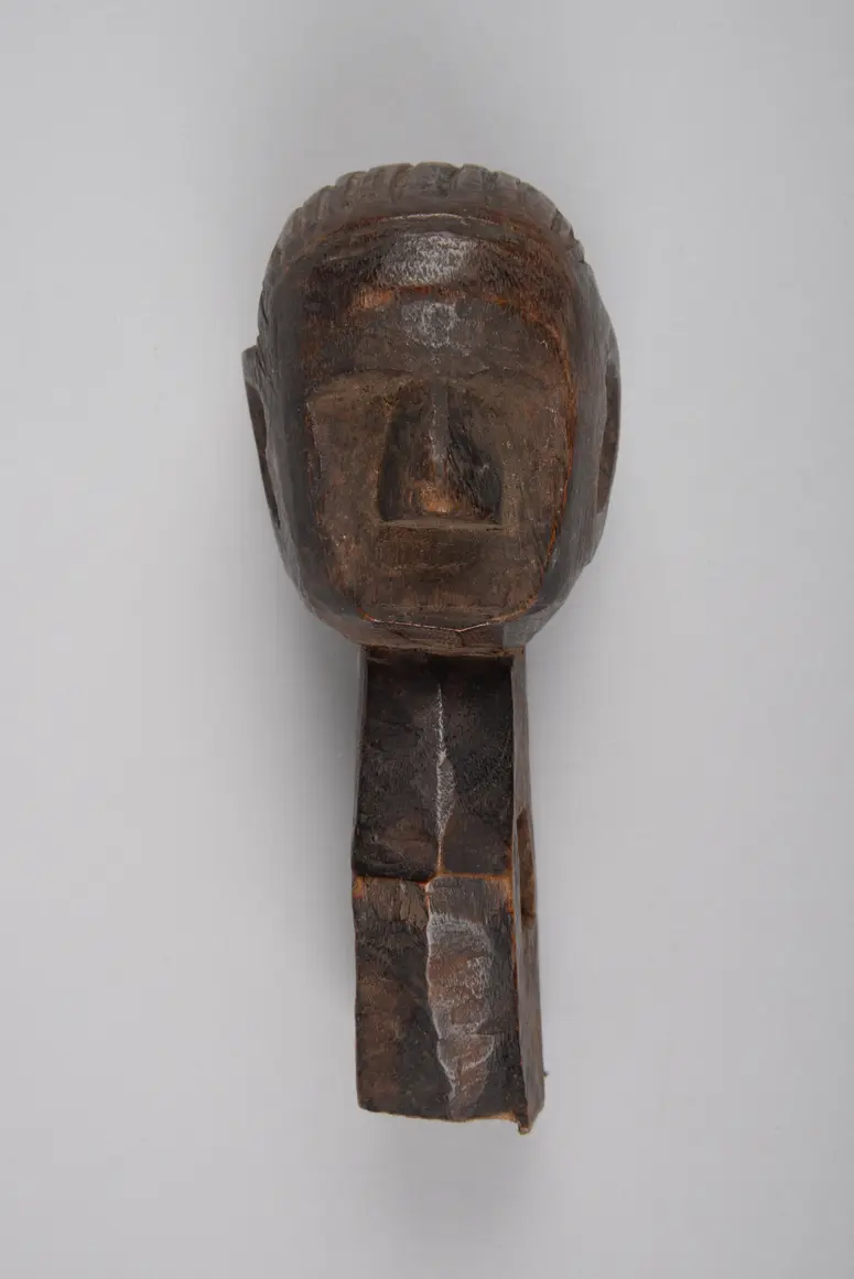 Geschnitzter Kopf