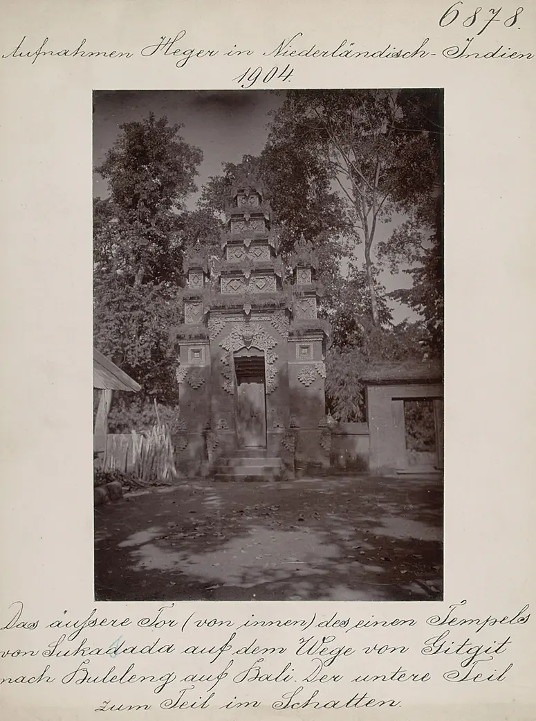 Das äussere Tor (von innen) des einen Tempels von Sukasada auf dem Wege von Gitgit nach Buleleng auf Bali. Der untere Teil zum Teil im Schatten