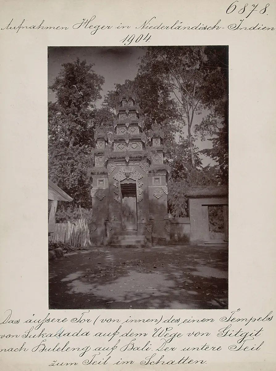 Das äussere Tor (von innen) des einen Tempels von Sukasada auf dem Wege von Gitgit nach Buleleng auf Bali. Der untere Teil zum Teil im Schatten