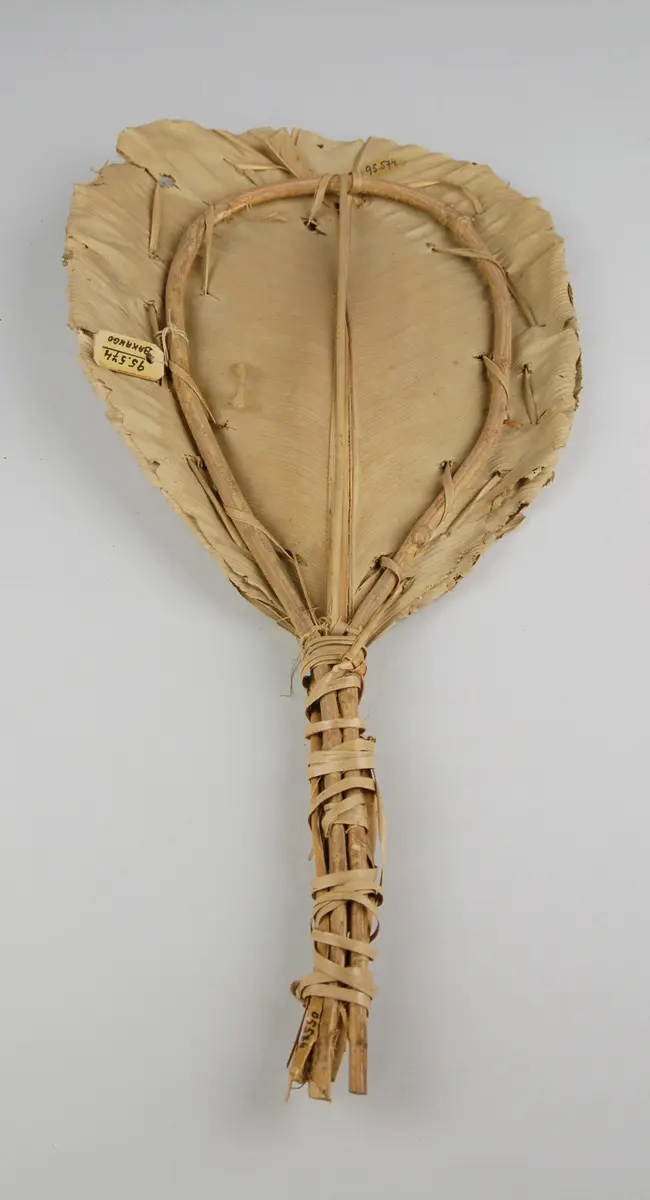 Fächer zum Einsammeln von Ameisen und Feueranfachen