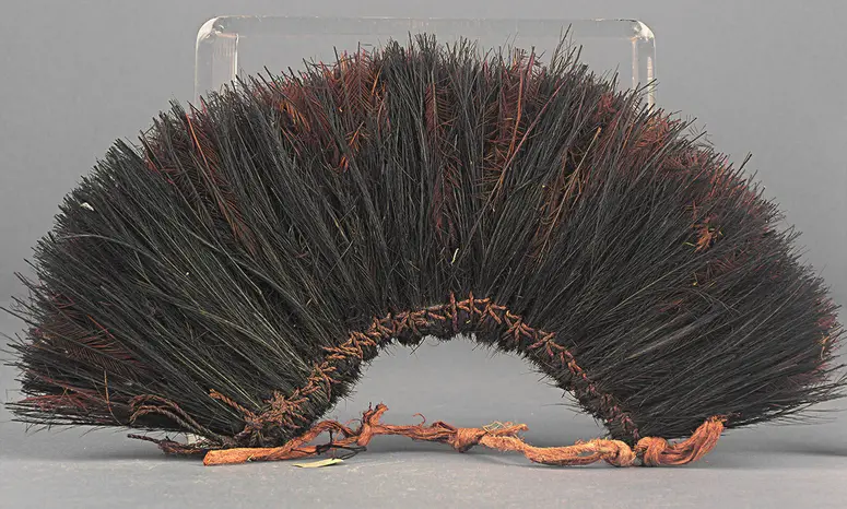Kopfschmuck mit Kasuarfedern