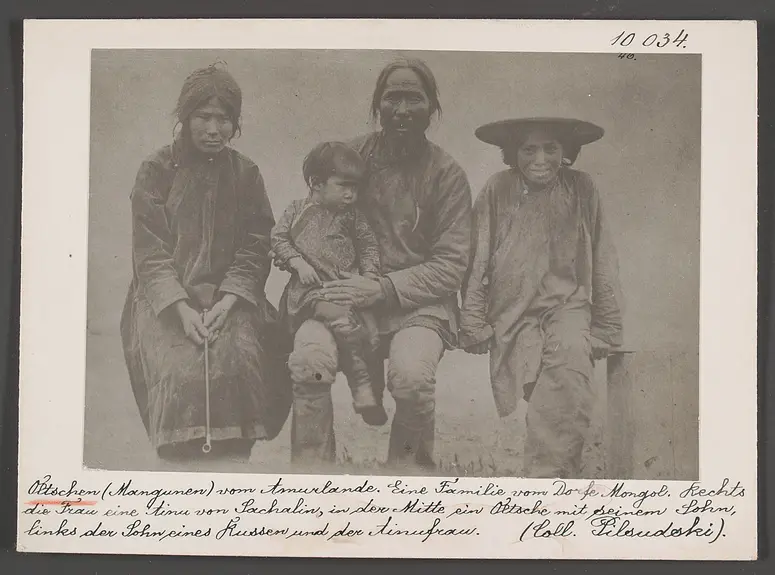 Eine Familie von Mongol. Links die Frau eine Ainu von Sachalin, rechts der Sohn eines Russen und der Ainufrau.