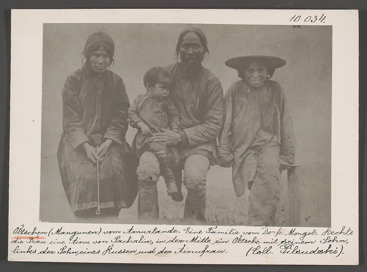 Eine Familie von Mongol. Links die Frau eine Ainu von Sachalin, rechts der Sohn eines Russen und der Ainufrau.