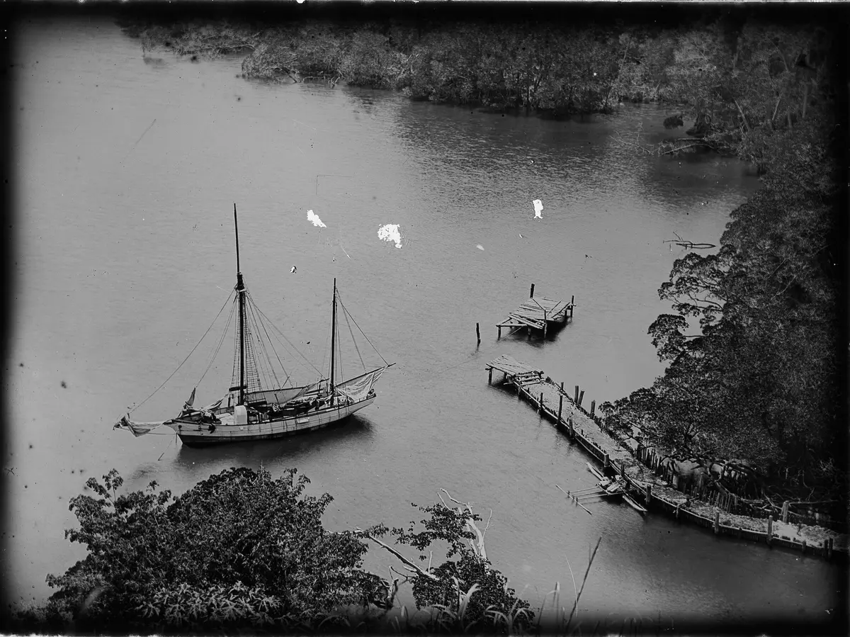 Segelschiff bei Anlegestelle, Auslegerboot, Cape Nelson